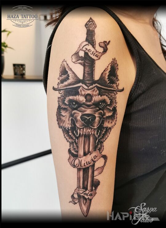 Tattoo Wilk, sztylet in lettering motif and graphic / illustrative style on the upper arm