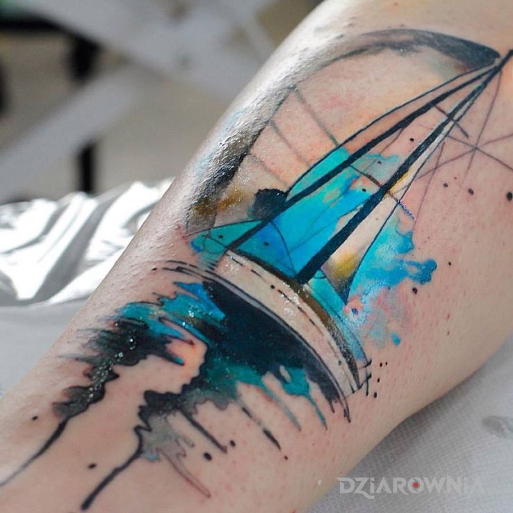Tatuaż żaglówka w motywie kolorowe i stylu watercolor na przedramieniu