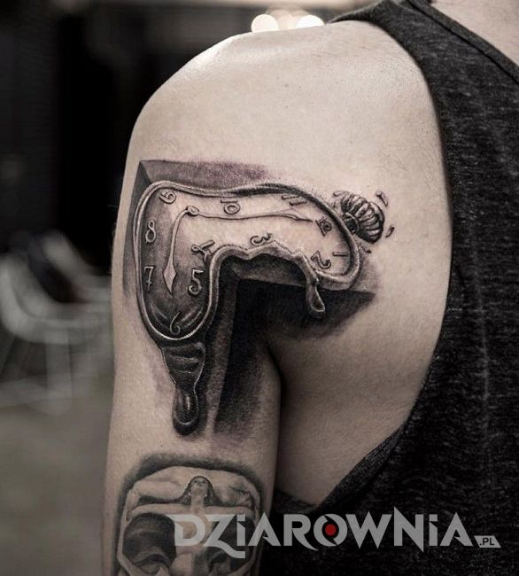 Tatuaż rozpływający się zegar Salvadora Dali na ramieniu