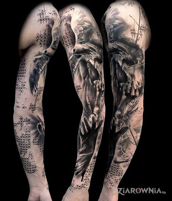 Tatuaż dark fantasy w motywie rękawy na przedramieniu
