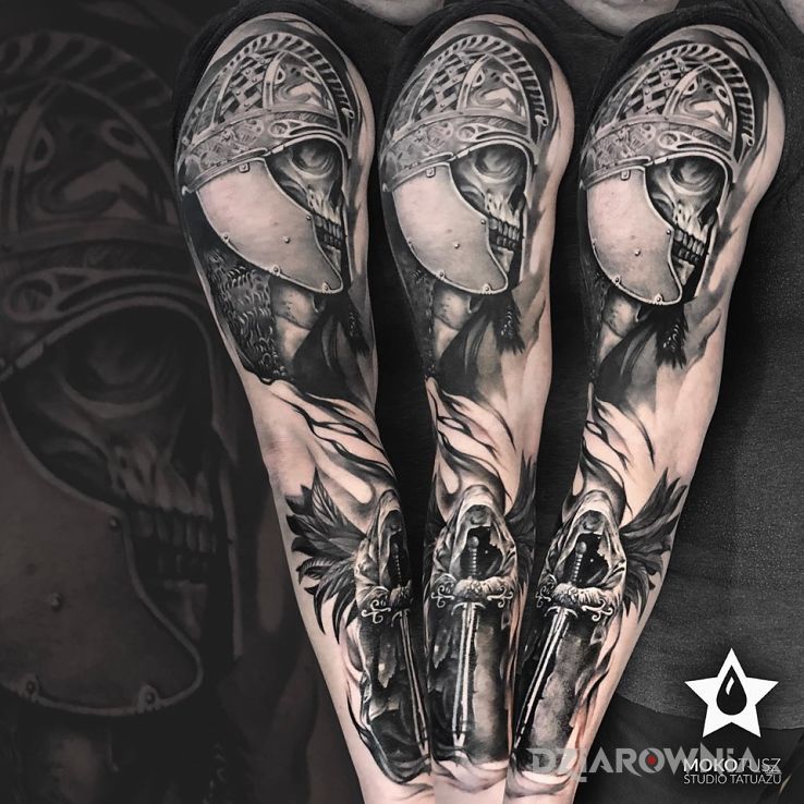 Tatuaż wojowniczy w motywie rękawy i stylu realistyczne na ramieniu