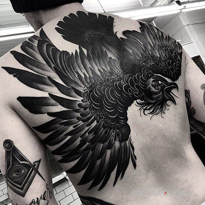 Tatuaż czarny kruk w motywie zwierzęta na plecach