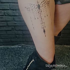 Tatuaż Krople na nodze motyw: pozostałe
