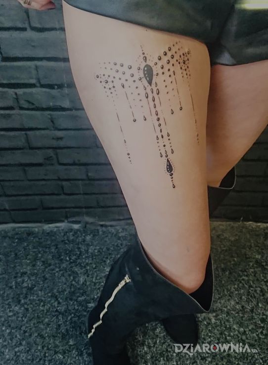 Tatuaż krople w motywie pozostałe na nodze