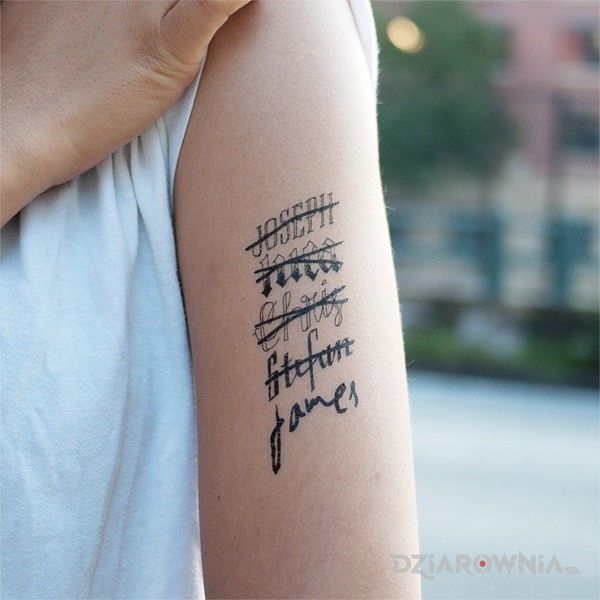 Tatuaż imiona w motywie napisy na ramieniu