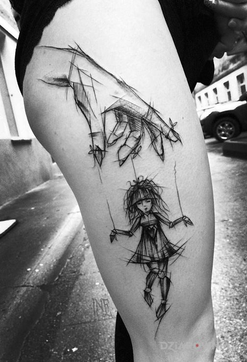 Tatuaż kukiełka w motywie czarno-szare i stylu graficzne / ilustracyjne na nodze