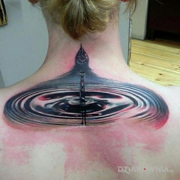 Tatuaż kropla wody w motywie 3D na plecach