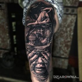Tatuaż Kobieta w objęciach na ramieniu motyw: 3D styl: realistyczne
