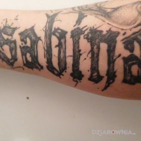 Tatuaż Żeby nie zapomnieć jak ma żona na imię ? na przedramieniu motyw: napisy styl: kaligrafia