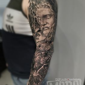 Tatuaż Zeus, zegar, kruk, rękaw na przedramieniu motyw: rękawy styl: realistyczne