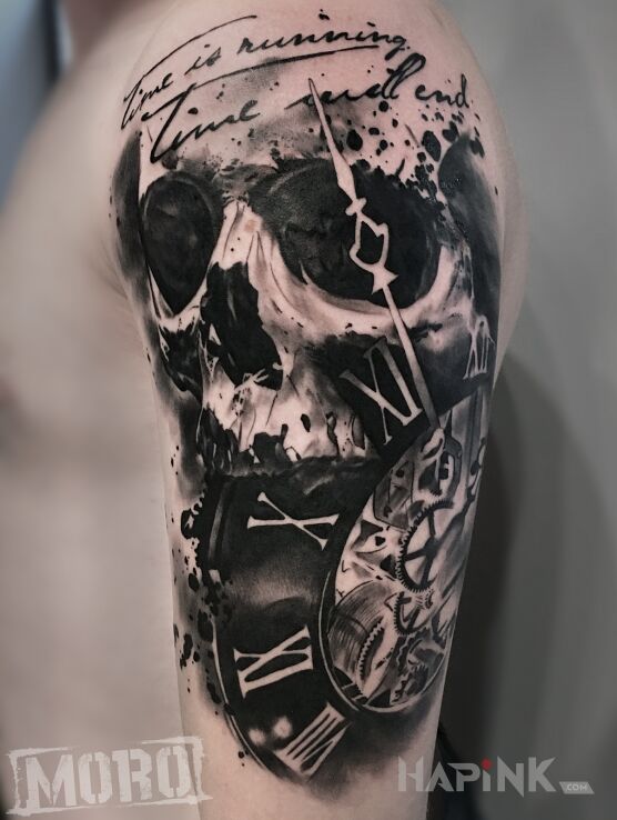 Tattoo Czaszka, przemijanie czasu in dark motif and realistic style on the upper arm