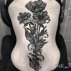 Tattoo Nods on the back motif: flowers