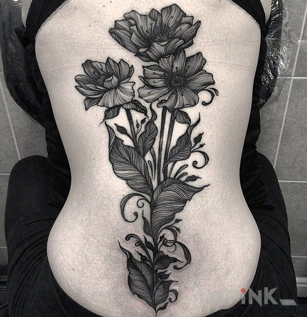 Tattoo Kiwatuszki in flowers motif on the back