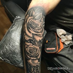 Tatuaż C.D.N Nastapil na przedramieniu motyw: kwiaty styl: realistyczne