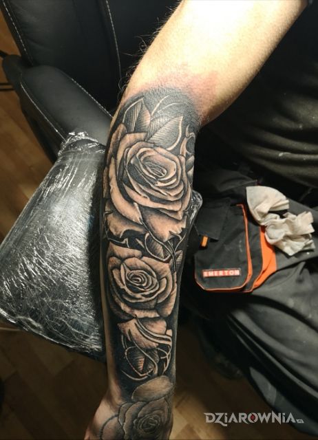 Tatuaż cdn nastapil w motywie czarno-szare i stylu realistyczne na przedramieniu