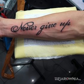 Tatuaż Never ??? na przedramieniu motyw: napisy styl: kaligrafia
