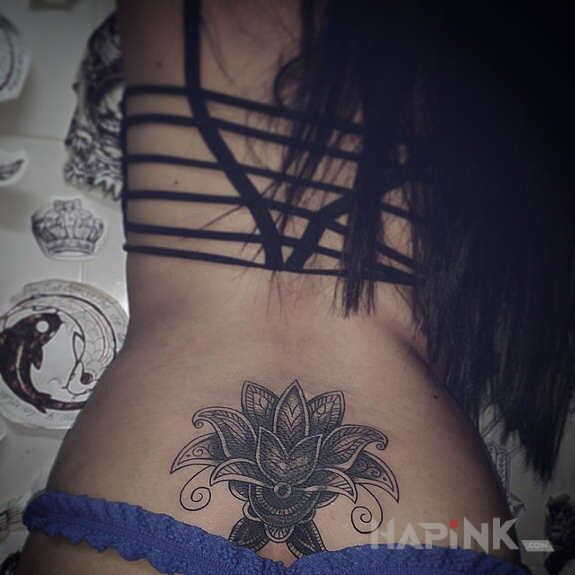 Tattoo Kwiat in flowers motif on the back