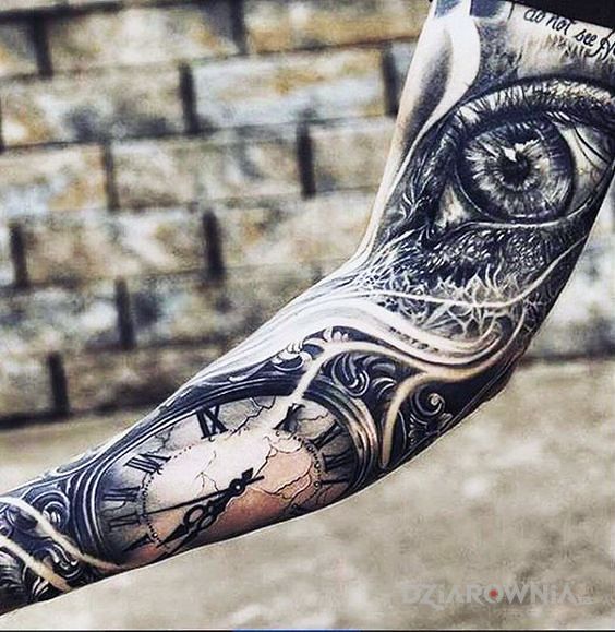 Tatuaż spojrzenie na zegar w motywie 3D i stylu realistyczne na ramieniu