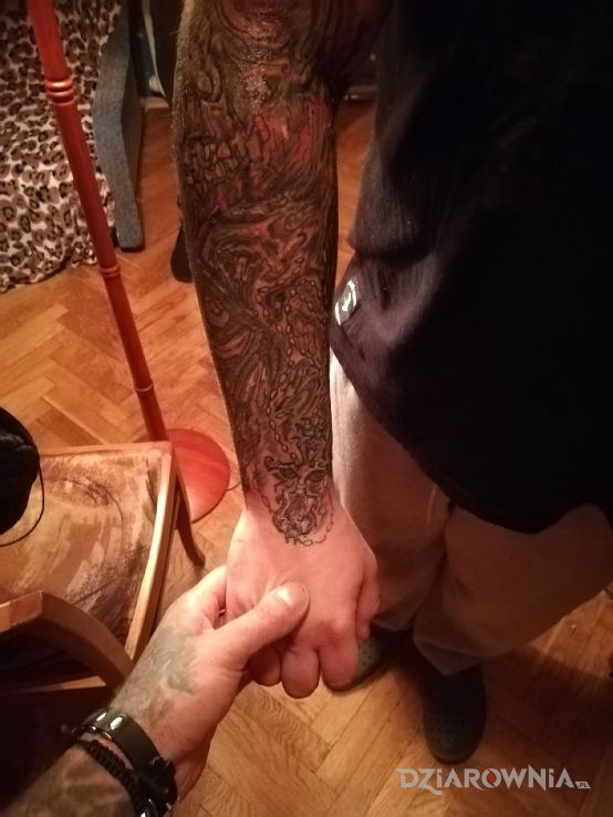 Tatuaż przód ręki w motywie rękawy na przedramieniu