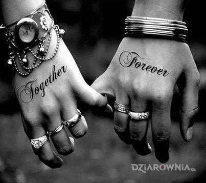 Tatuaż together - forever w motywie miłosne na dłoni