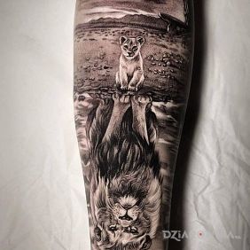 Tatuaż Mufasa i Simba na przedramieniu motyw: czarno-szare styl: realistyczne