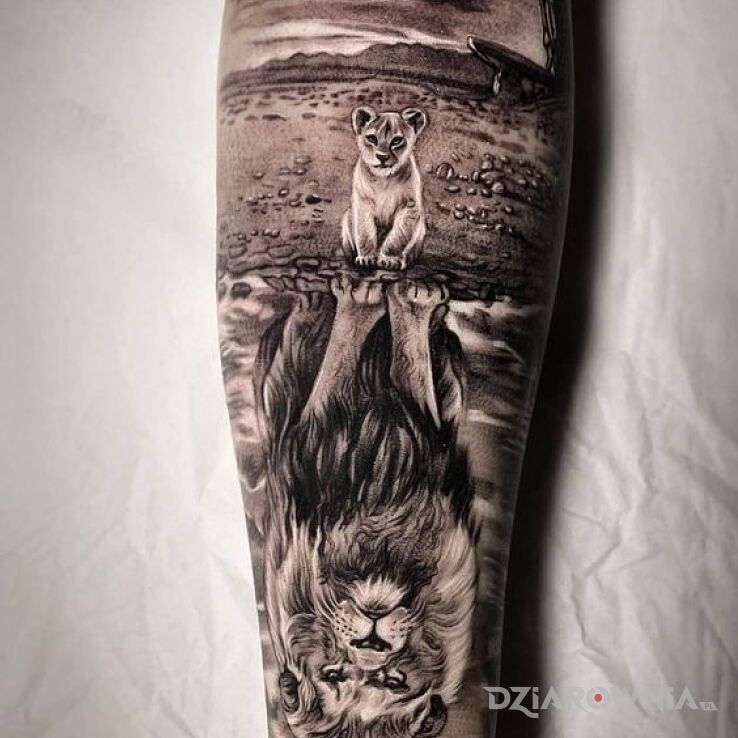 Tatuaż Mufasa i Simba w motywie czarno-szare i stylu realistyczne na przedramieniu