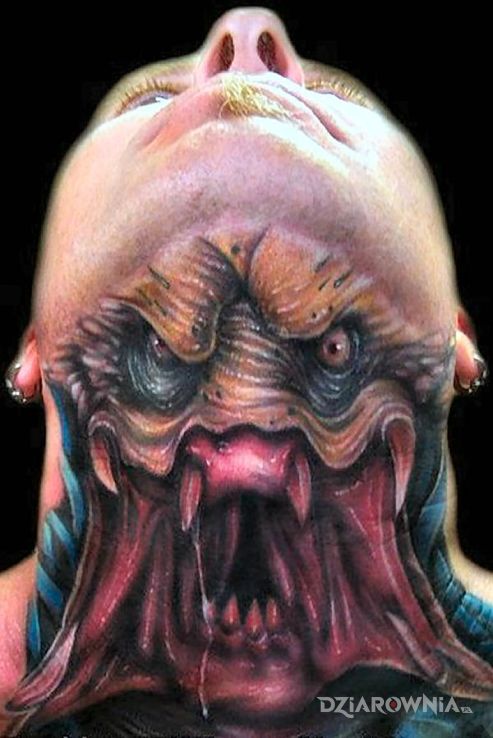 Tatuaż predator w motywie postacie na szyi