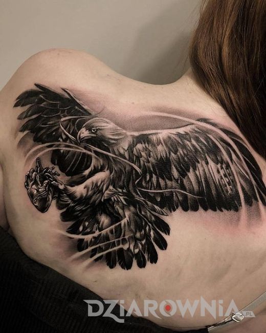 Tatuaż orzeł z sercem umieszczony na plecach dziewczyny