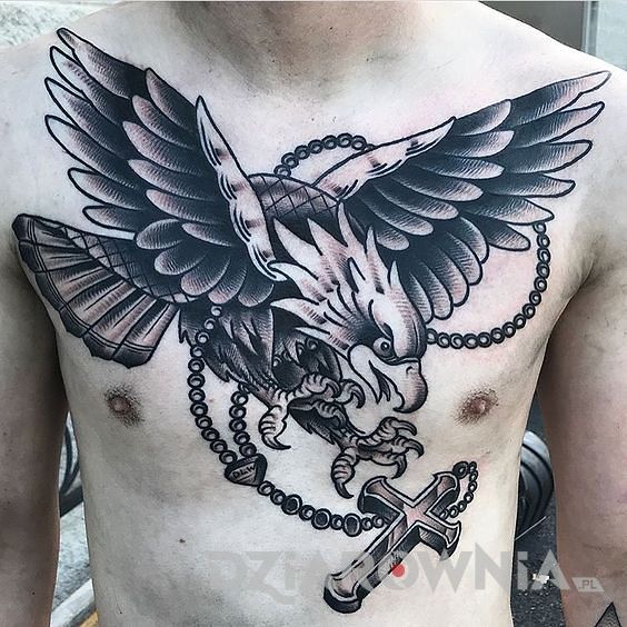 Czarno-szary tatuaż orzeł z krzyżem na całej klatce piersiowej mężczyzny