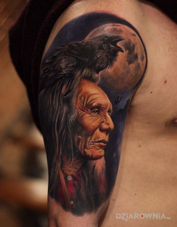 Tatuaż indianin i kruk w motywie postacie na ramieniu