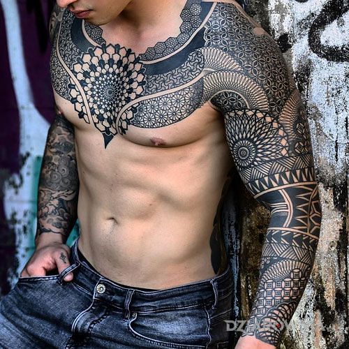 Tatuaż geometryczna magia w motywie rękawy i stylu geometryczne na ramieniu