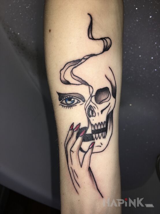 Tattoo Kobieca twarz+ czaszka in colorful motif and graphic / illustrative style on the forearm