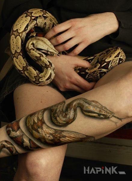 Tattoo Realistyczny wąż in animals motif on the leg
