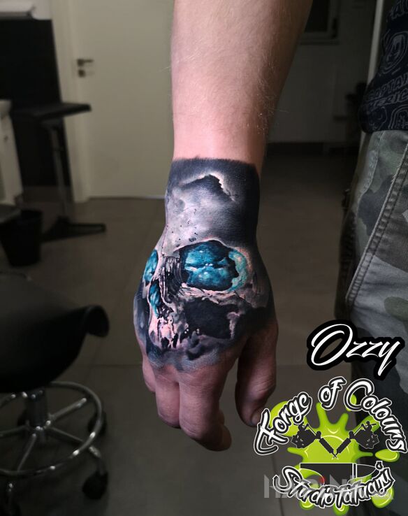 Tattoo Czaszka na dłoni in skulls motif and realistic style on the hand