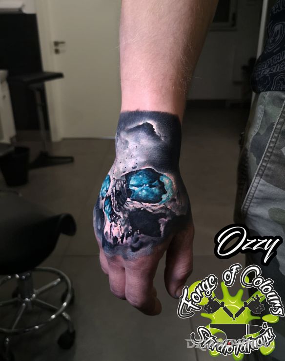 Tatuaż czaszka na dłoni w motywie 3D i stylu realistyczne na dłoni