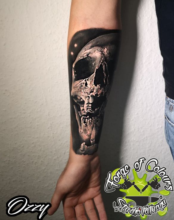 Tatuaż czaszka w motywie mroczne i stylu realistyczne na przedramieniu