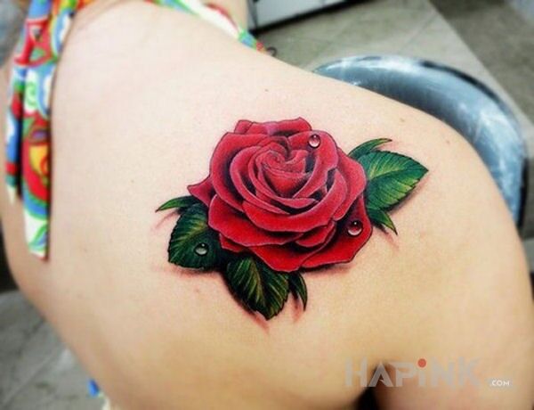 Tattoo Róża in flowers motif on the shoulder blades