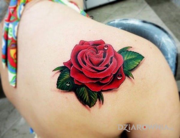 Tatuaż róża w motywie kwiaty na łopatkach