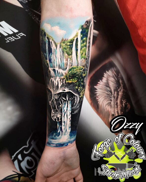 Tattoo Czaszka w wodospadem in colorful motif and realistic style on the forearm