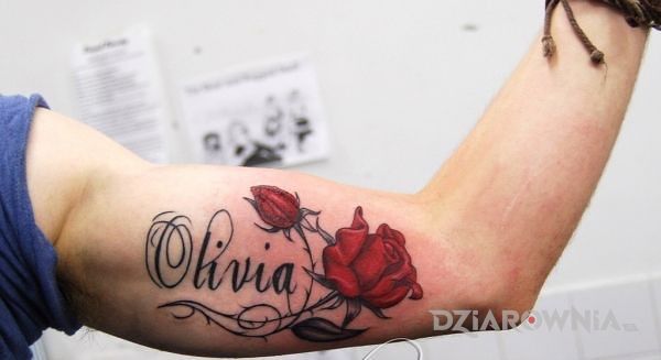 Tatuaż olivia w motywie napisy na ramieniu