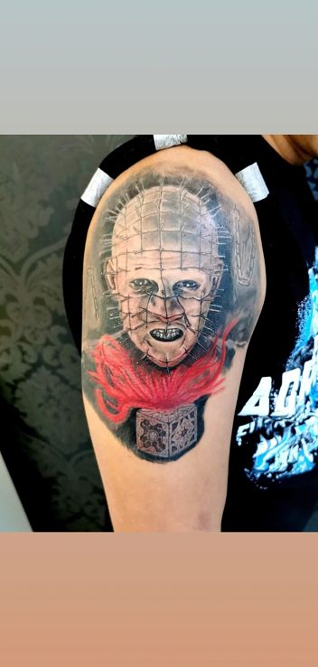 Tatuaż pinhead w motywie 3D i stylu realistyczne na plecach