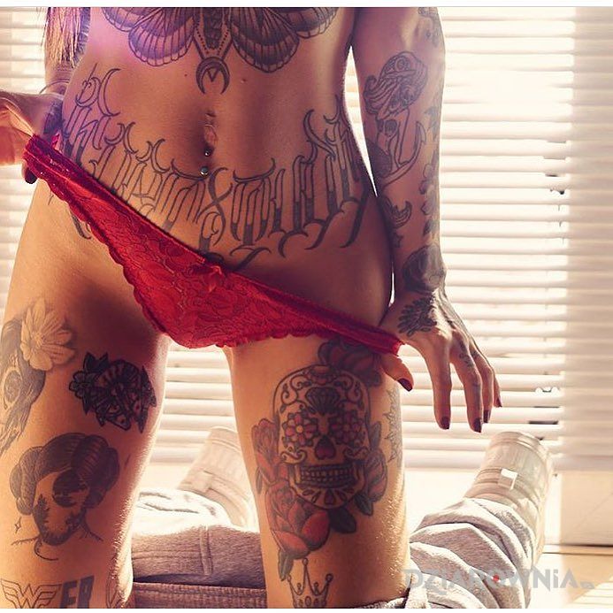 Tatuaż czerwone majtasy w motywie kwiaty i stylu graficzne / ilustracyjne na brzuchu