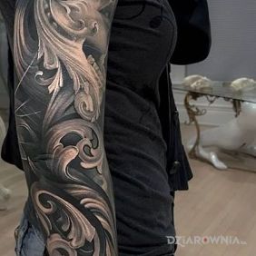 Tatuaż Kobieta w masce na przedramieniu motyw: czarno-szare styl: realistyczne