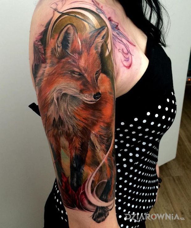 Tatuaż rudy lis w motywie zwierzęta na ramieniu