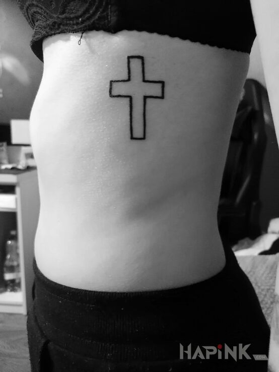 Tattoo Krzyż in religious motif and contour / linework style on the ribs