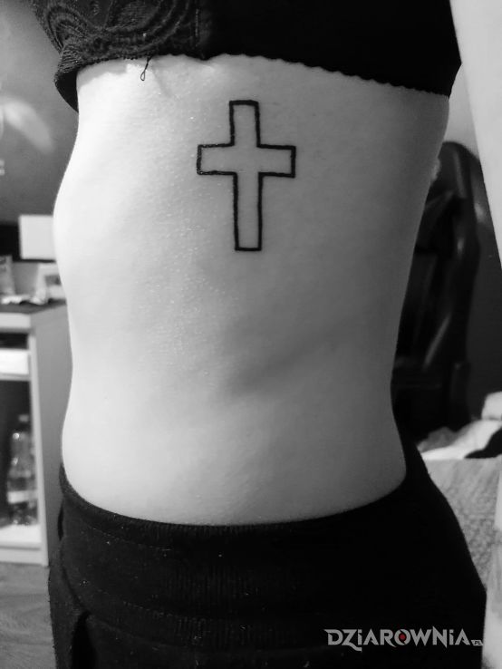 Tatuaż krzyż w motywie religijne i stylu minimalistyczne na żebrach