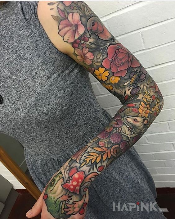 Tattoo Rysowanko in flowers motif and neo-traditional style on the upper arm