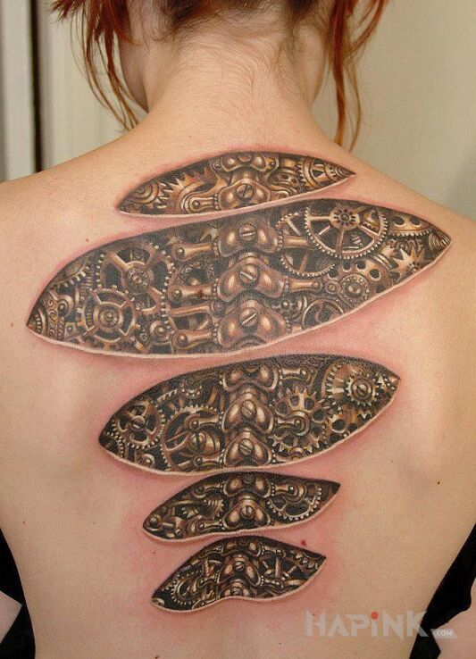 Tattoo Koła i zębatki in 3D motif and biomechanics style on the back
