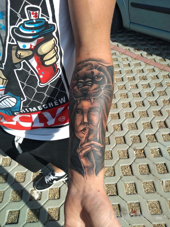 Tattoo Ukryty przekaz in faces motif and realistic style on the forearm