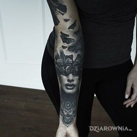 Tatuaż Motyle w głowie na ramieniu motyw: czarno-szare styl: realistyczne